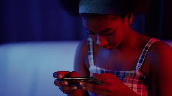 非洲女孩用智能手机玩游戏