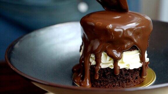 SLOMO-浇上融化的巧克力的巧克力蛋糕