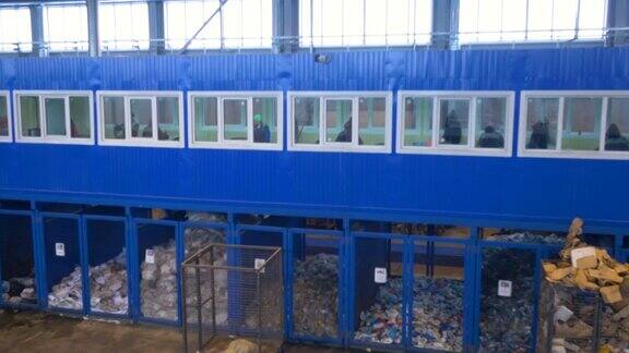 回收工厂inddors一个垃圾分类工厂的全景图