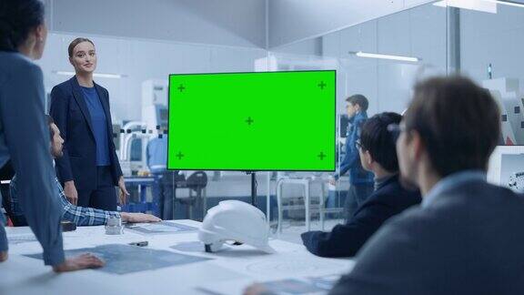 女总工业工程师向专家组、经理汇报使用绿色屏幕色度键显示的数字白板专业人士在工厂办公室寻找解决方案