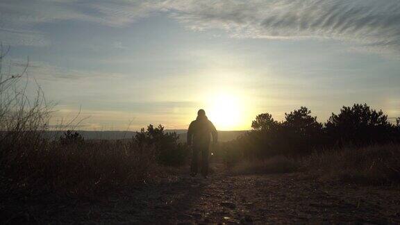 徒步在日出时男子徒步在清晨的山景中