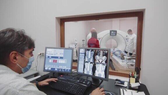 医生在电脑上检查病人的断层摄影磁共振成像