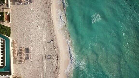 俯瞰美丽的海滩无人机拍摄到海滩上碧绿的海水加勒比海海滨海滩与绿松石水和大浪鸟瞰图