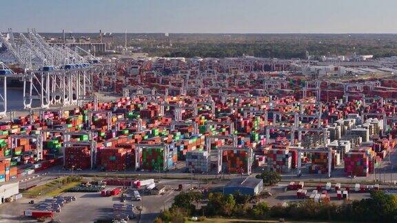 无人机拍摄的集装箱码头在萨凡纳港