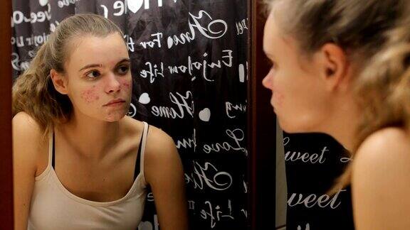 一个十几岁的女孩在浴室里用肥皂洗脸