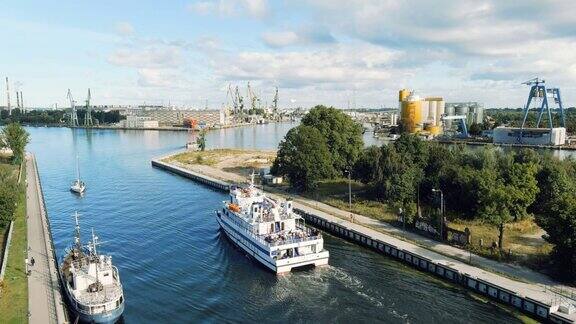 波兰度假格但斯克莫特拉瓦河和港口的鸟瞰图