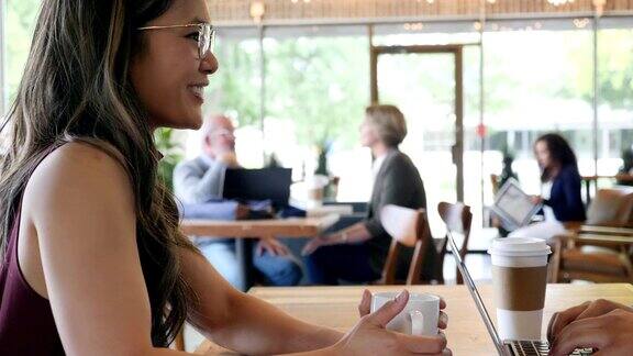 愉快的女商人在咖啡店与同事聊天