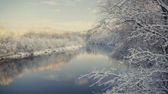 冬天的第一天河里下雪了