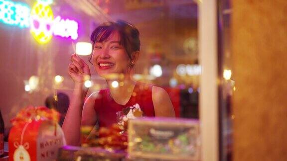 4K年轻的亚洲女子在咖啡馆吃冰淇淋的肖像