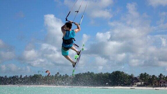 男子在海洋上进行极限风筝滑板运动