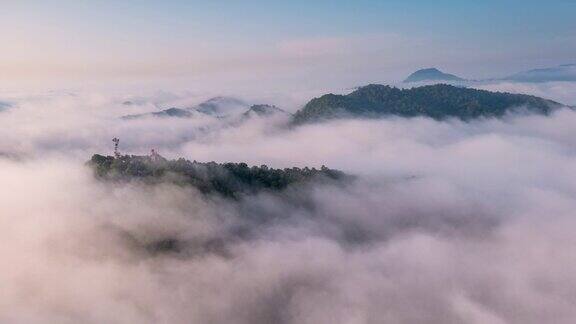 4K超延时视频:鸟瞰早晨的景色高山薄雾飘过雾或云的运动泰国南邦邦湄湄