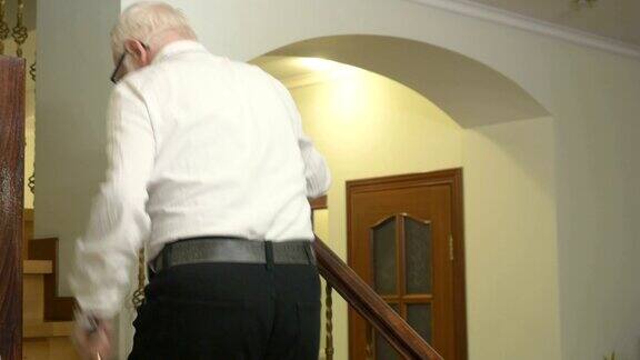 可爱的老人在家里爬楼梯