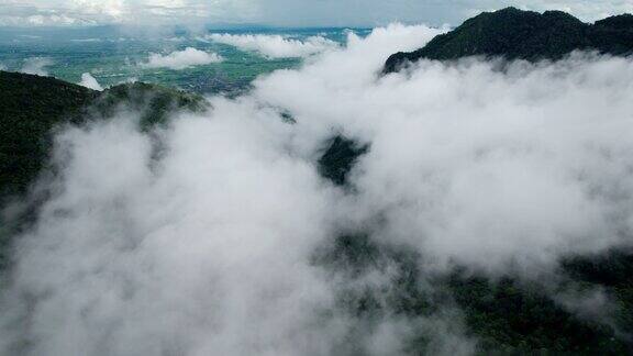 航拍泰国北部的晨雾与山层