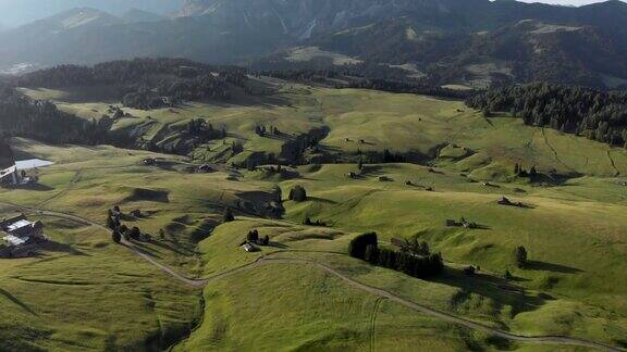 无人机向前飞行在意大利Dolomites展示雄伟的SeiserAlm草地