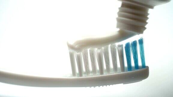 将牙膏贴在牙刷上涂在白色的背景上清洁牙齿卫生
