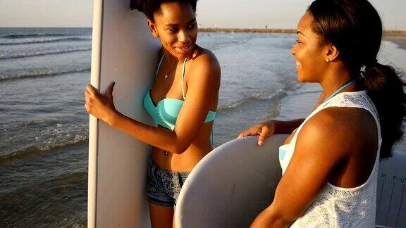 两个非洲裔美国女性朋友准备去冲浪