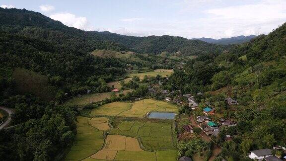 泰国湄宏顺省的稻田和BanHuay湄那村鸟瞰图