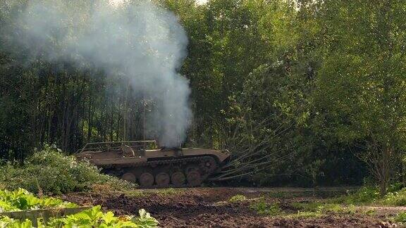军用坦克推倒绿树在森林里修路与敌人作战