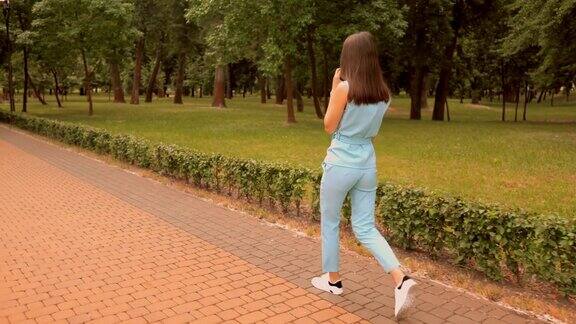 时髦的女孩穿着舒适的鞋子在公园里散步