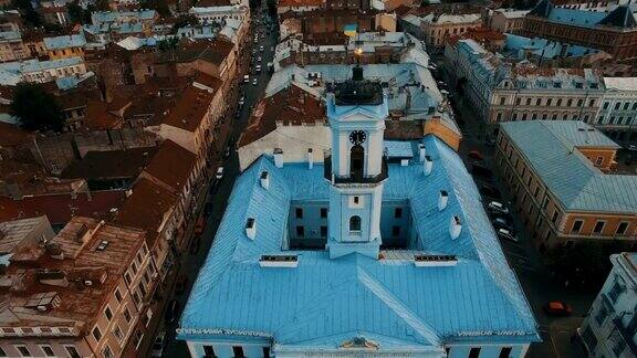 无人机飞过古城生锈的屋顶Chernivtsi乌克兰