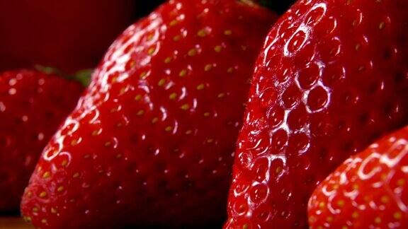 草莓与水滴流动的表面