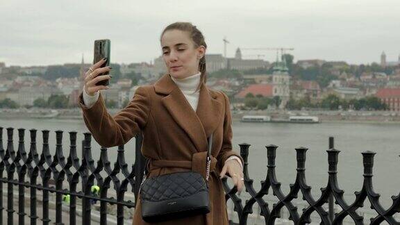 女旅行视频博主在布达佩斯拍摄她的视频博主