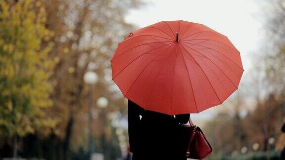 红伞下的女人慢镜头