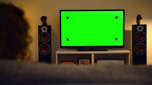 女人在家看彩色键绿屏电视