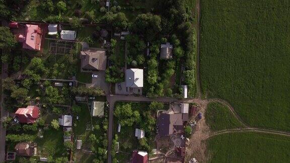 鸟瞰图与绿色院子的房子在农村俄罗斯