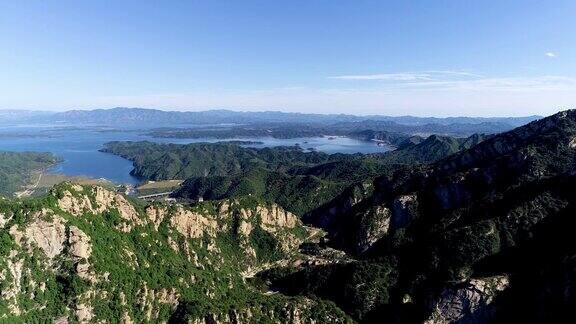 鸟瞰图的山与水库湖的背景