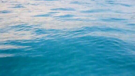 蓝色的水面和波浪