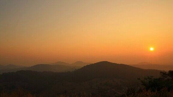 日出或日落在山上