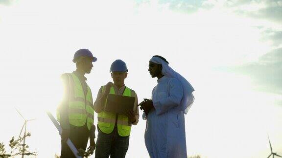 中东阿拉伯商人工程师技术人员检查和维护风力涡轮机农场
