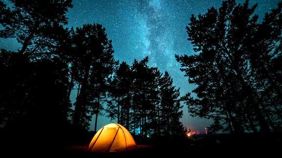 夜间移动的银河在帐篷上方的时间流逝