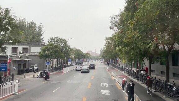 在北京老街上开车