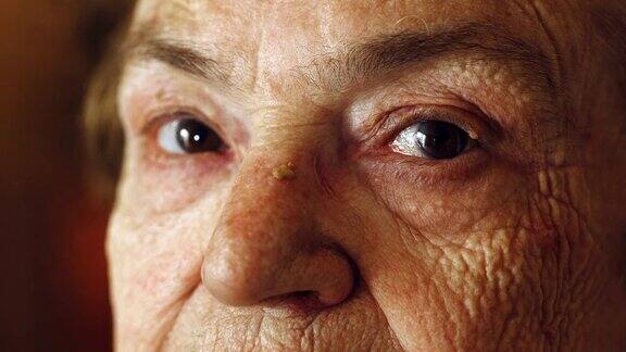 在老妇人的眼睛上的特写肖像:悲伤的老妇人的肖像
