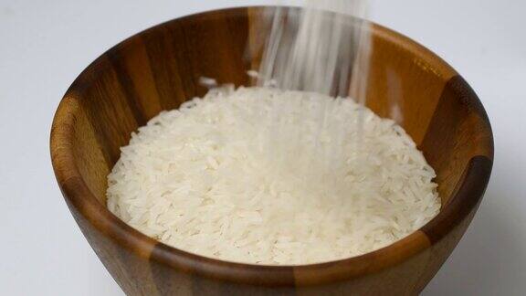 米粒掉进木碗里