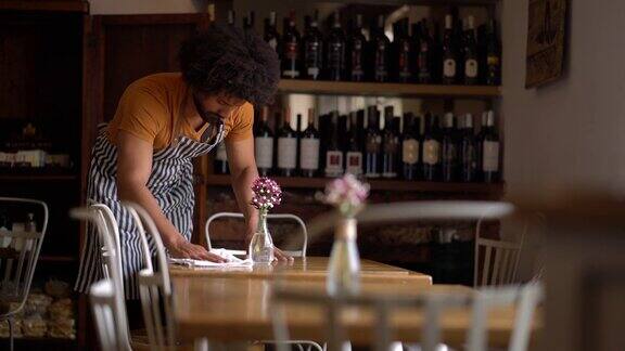 拉丁美洲的服务员在餐馆里清理桌子
