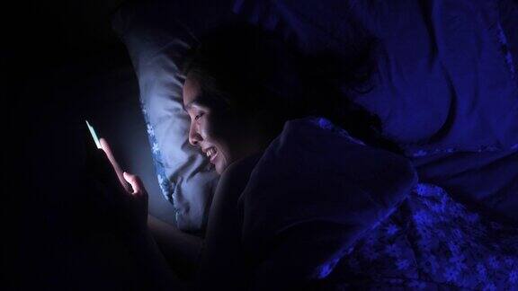 晚上在床上使用智能手机