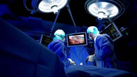 白种人外科团队在接受腹腔镜手术训练