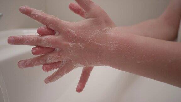 双手仔细擦洗并在慢动作中制造肥皂泡