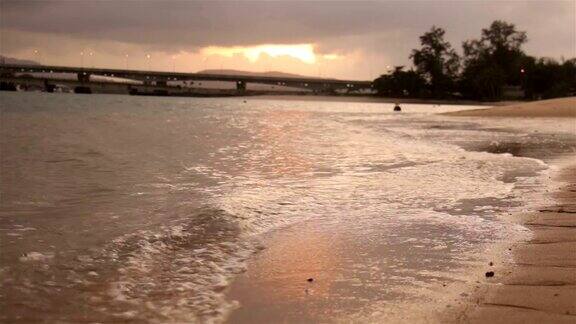 太阳从桥上升起从海滩上看