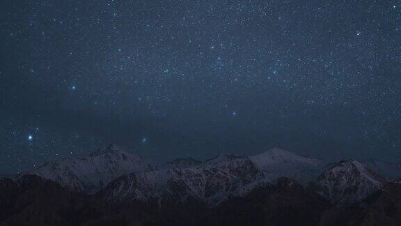 夜空在雪山的夜晚