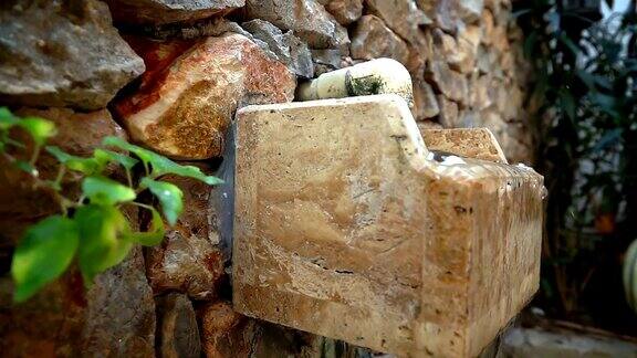 喷泉流水、石砌砖墙