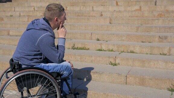 轮椅的台阶轮椅上的残疾人无法克服障碍轮椅上的残疾人被卡住