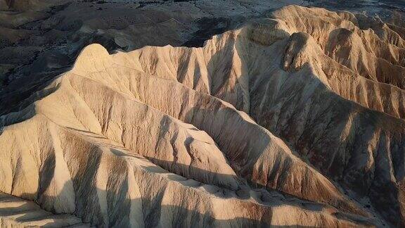 日落时以色列内盖夫沙漠山脉的鸟瞰图