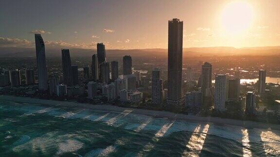 在日落时间澳大利亚黄金海岸的主海滩宽海滩冲浪者天堂与豪华酒店和公寓海滩的4K鸟瞰图实时镜头