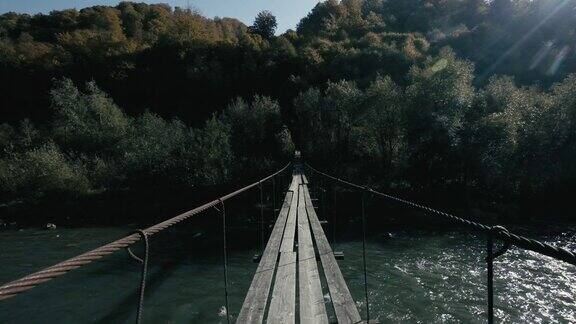 喀尔巴阡山脉上一条河上的木桥