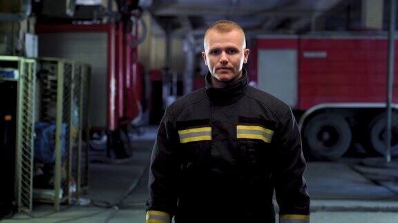 身穿制服的消防员视频肖像背景是消防车相机移动了