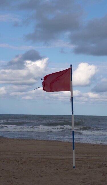 红旗飘扬空海滩风暴
